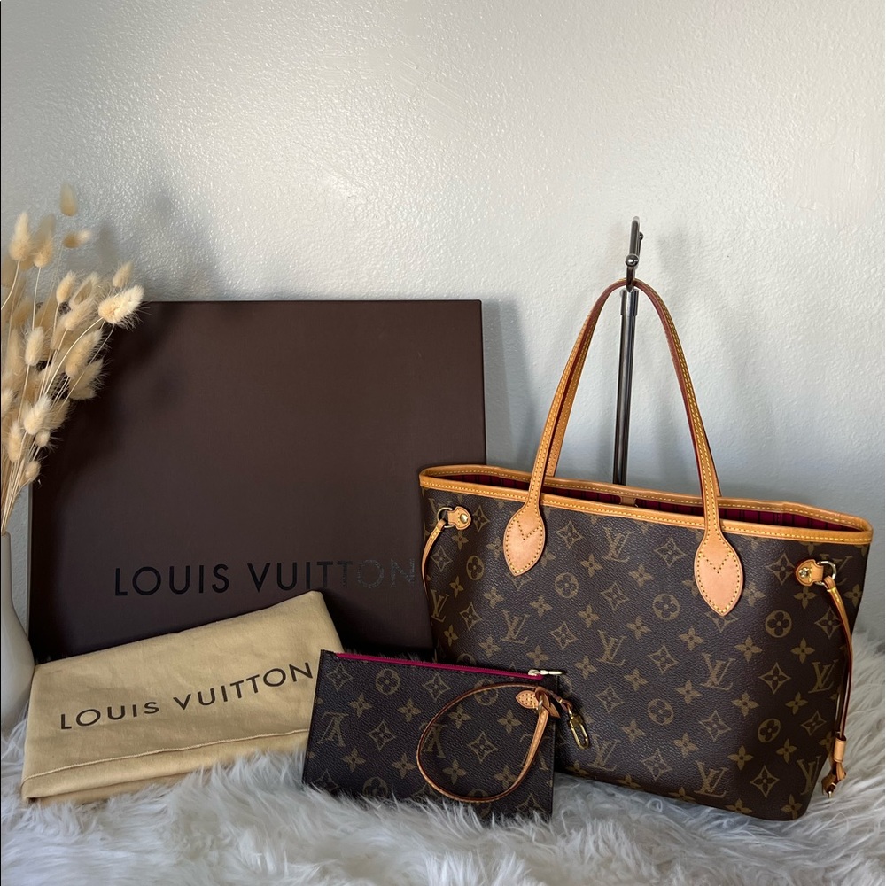 ✨AUTHENTIC ✨Louis Vuitton Monogram Neverfull PM with pouch,dustbag and box.